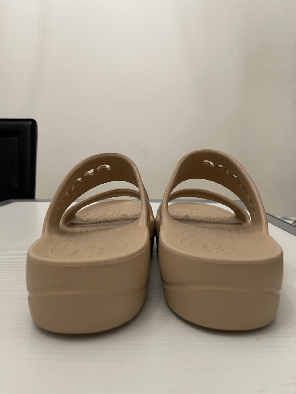 CROCS BAYA PLATFORM SANDAL WOMENS SIZE 9 - Picture 3 of 12